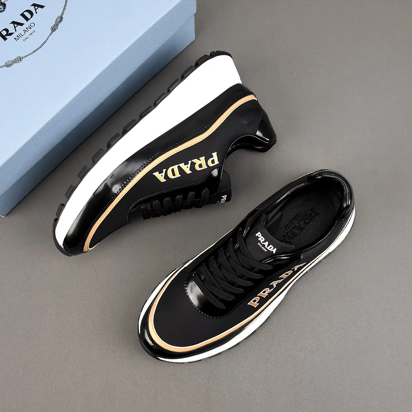 PP420👟👟👟Prada/Prada Prax men's series casual sports shoes Prax sports shoes combine style and comfort, with a unique sports design defined by exquisite materials and details. Fashionable, casual and versatile, it is decorated with an enameled triangle logo on the outside, a Prada Milano printed logo on the tongue, and a 2.5cm lightweight two-tone rubber sole for a comfortable wearing experience! Size: 38-39-40-41-42-43-44 standard leather shoe size